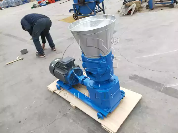 Feed pellet extruder