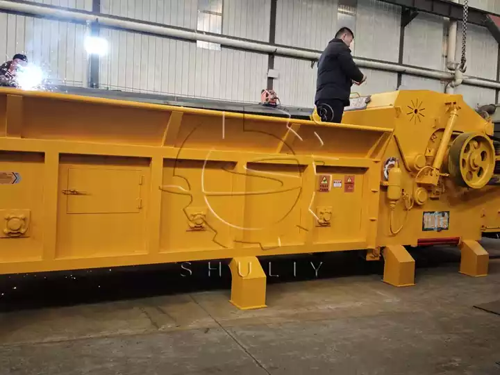 Large capacity wood shredder