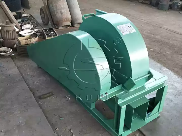 Wood waste recycling machine