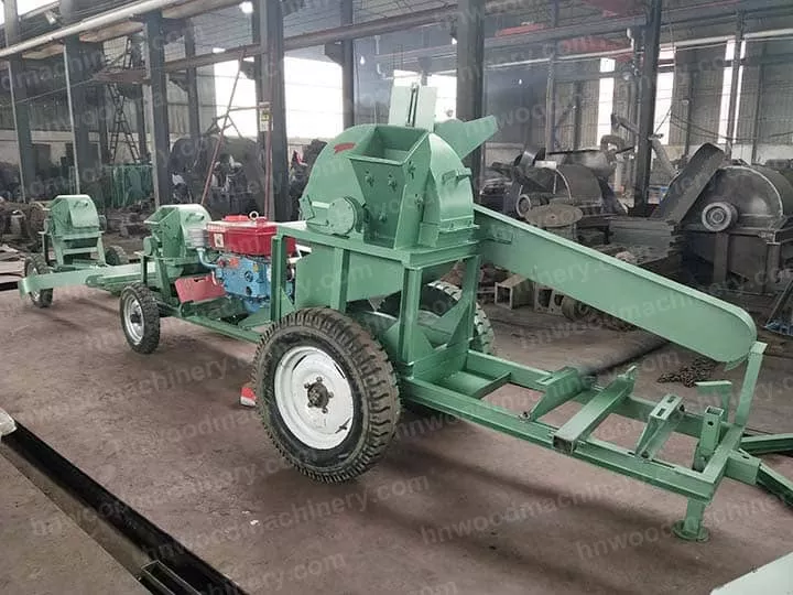 Mobile wood crusher machine