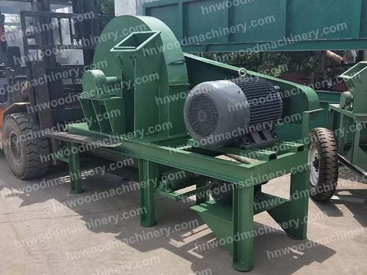 Wood chipping machine