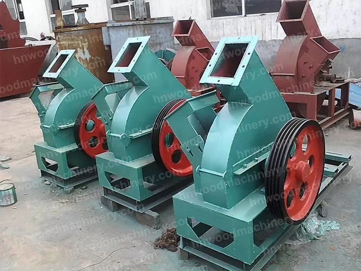 Wood chipping machine