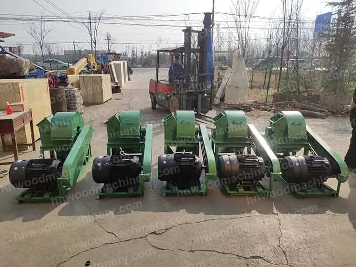 Mobile wood crusher machine