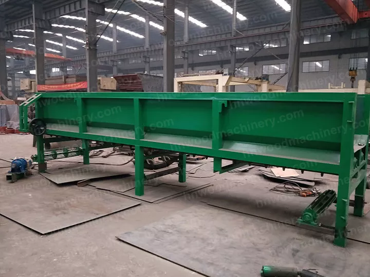 Horizontal wood peeling machine