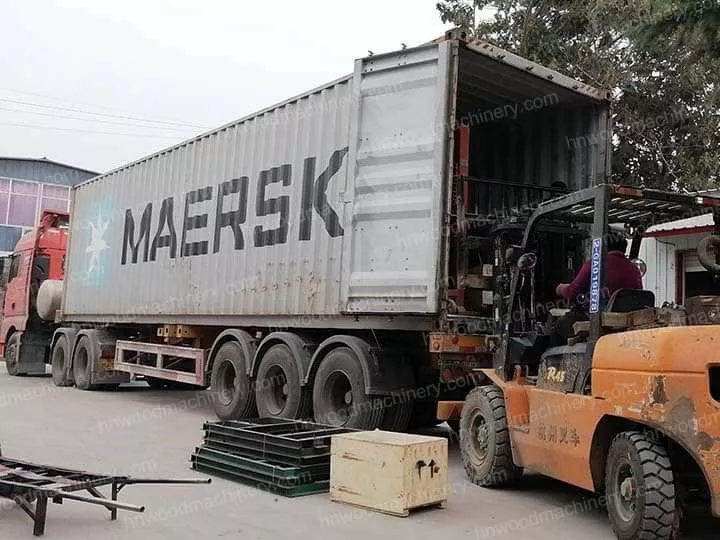 Loading of the wood log peeling machine