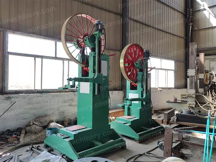 Vertical lumber mill saw