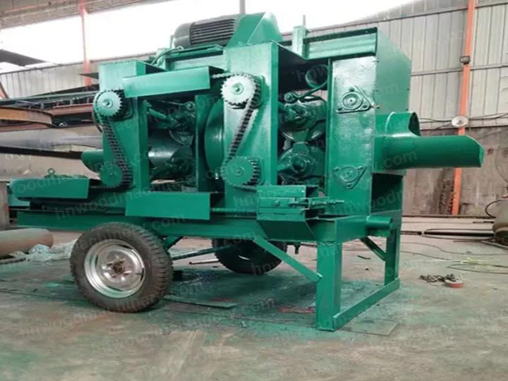 Wood peeling machine