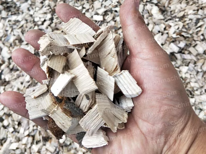 Astillas de madera fabricadas con una máquina astilladora de madera.