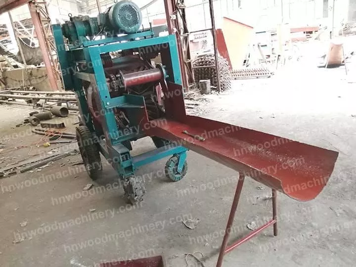 Machine à écorcer le bois