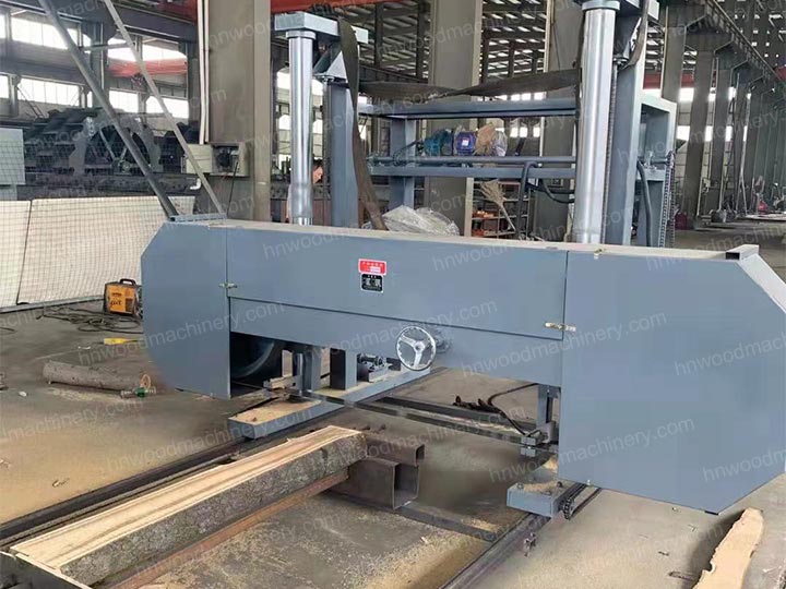 Horizontal bandsaw mill