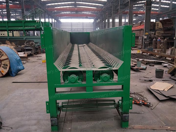 Horizontal wood peeling machine