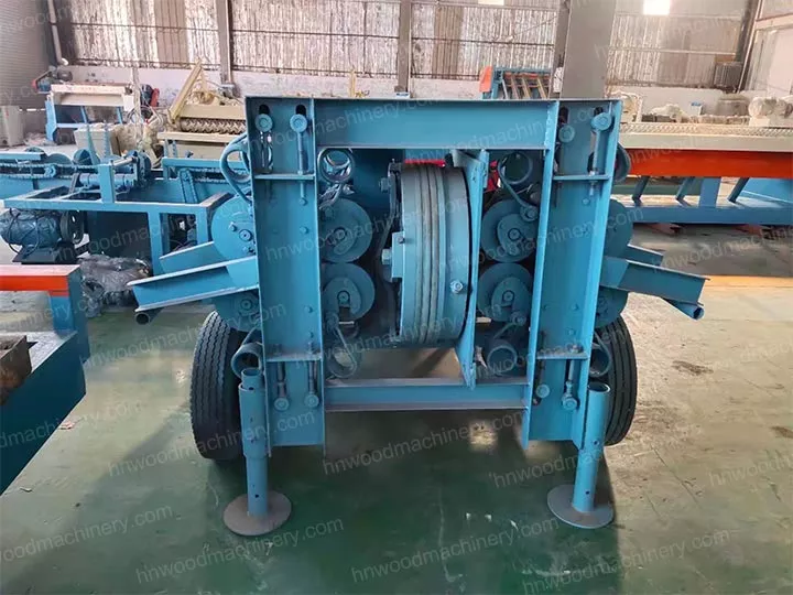 Wood log peeling machine