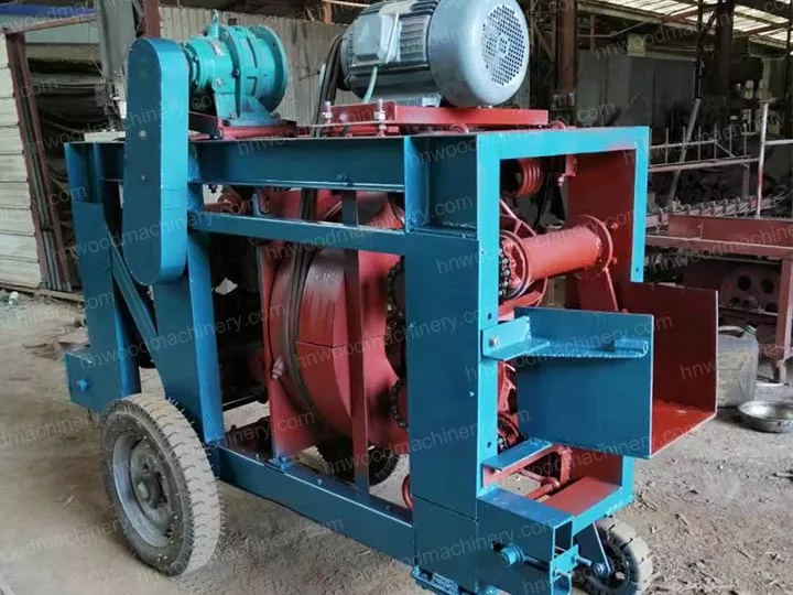 Wood log peeling machine