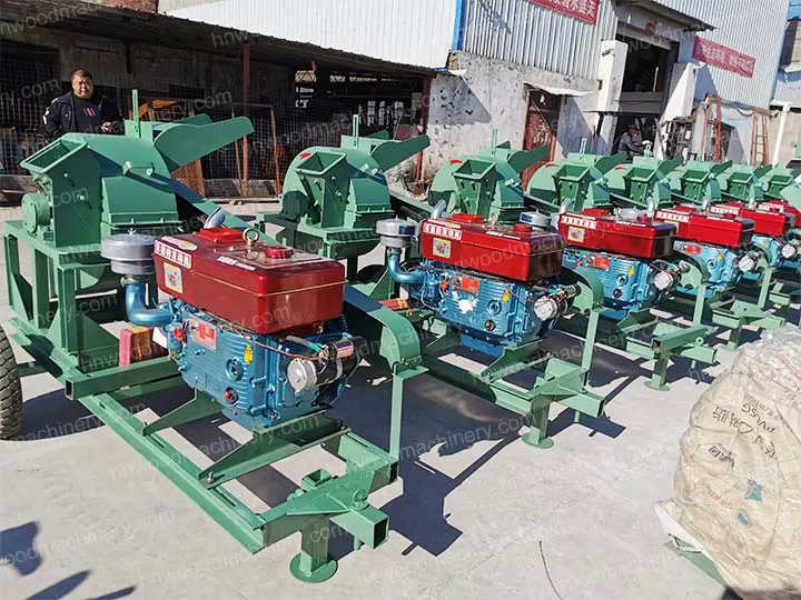 Wood sawdust making machine