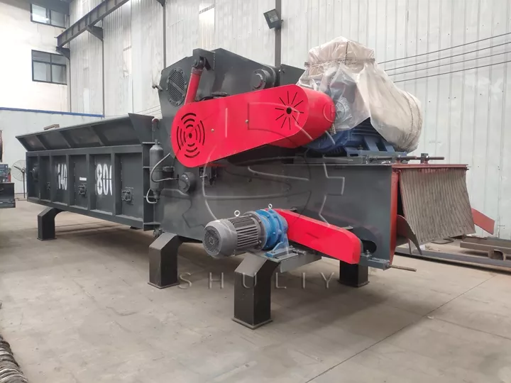 Comprehensive wood crushing machine