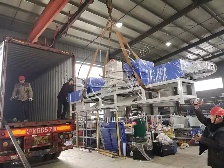 Machine de fabrication de blocs de palettes en bois