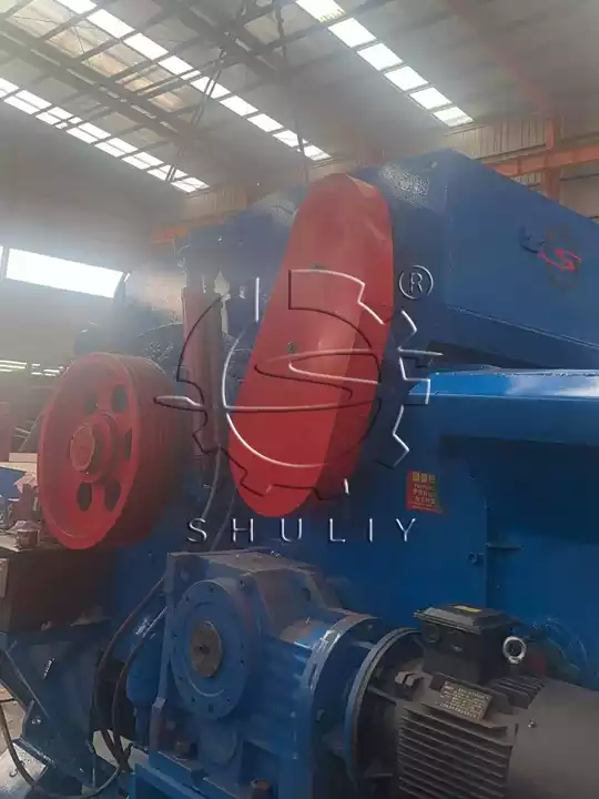 Large wood shredding machine