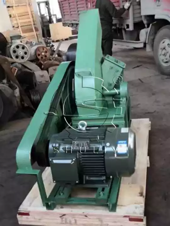 Wood chips making machine