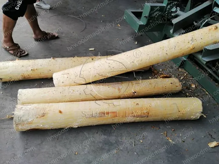 Comment écorcer du bois à bord vivant : Débiteur de bûches pour un traitement efficace 6 Bûche pelée