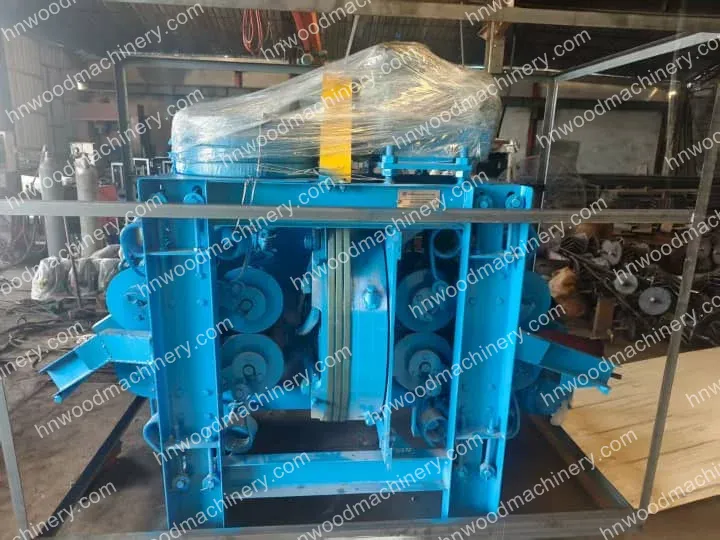 Wood flaking machine