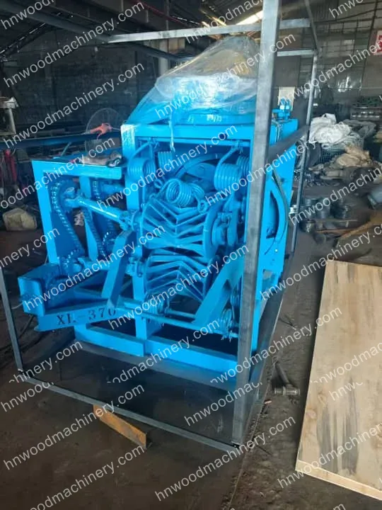 Wood peeling machine