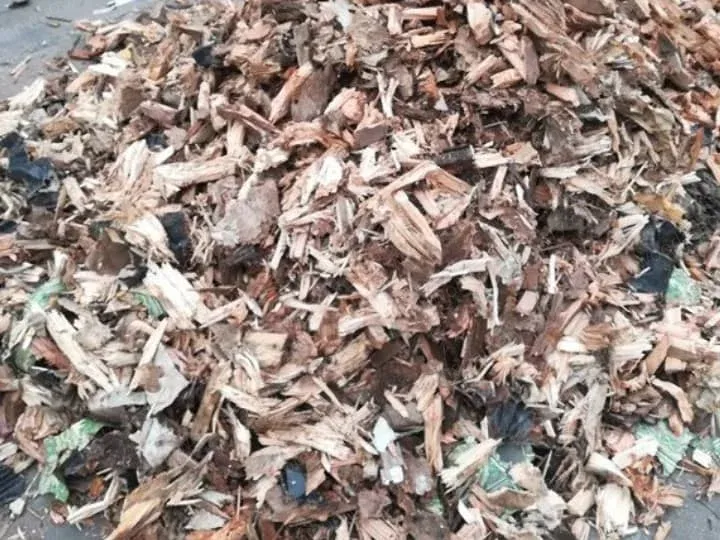 Shredded wood pieces