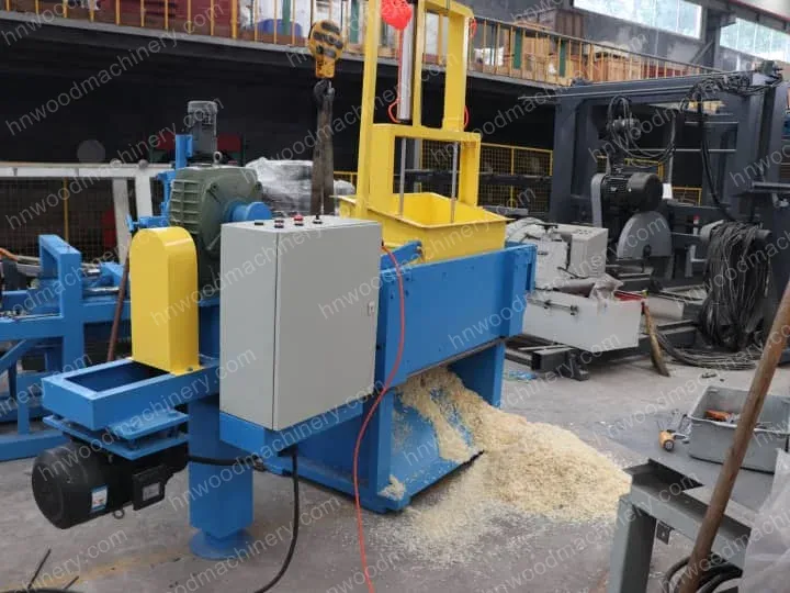 spiral-shaft type wood shaver machine