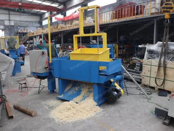 spiral shaft type wood shaving machine