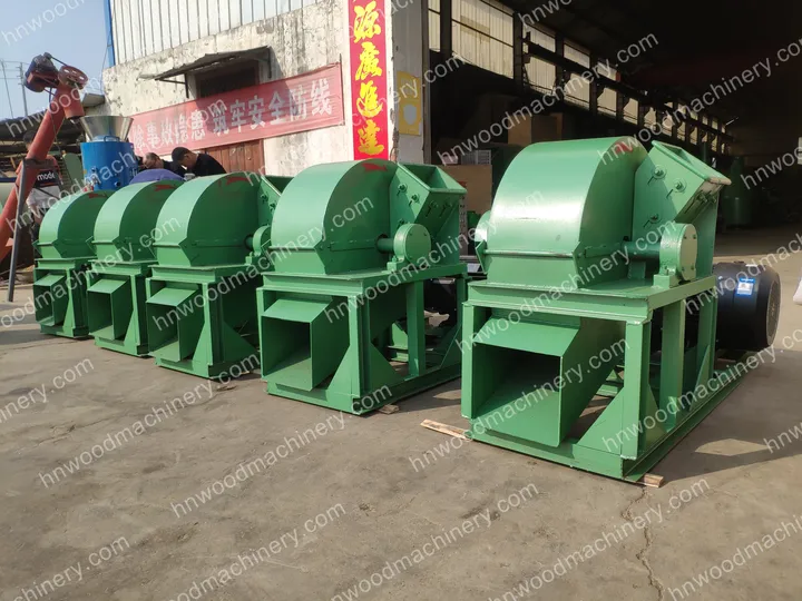Wood waste crushing machine